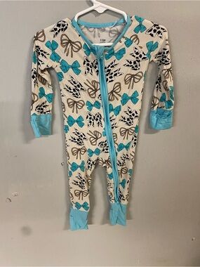Baby Girls' Cream & Teal Bow-Print One-Piece Pajamas
